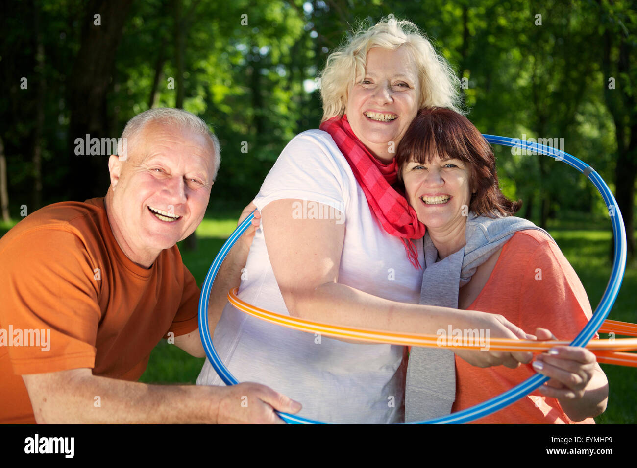 I cittadini anziani, di hula hoop, divertimento, sport, ginnastica, Foto Stock