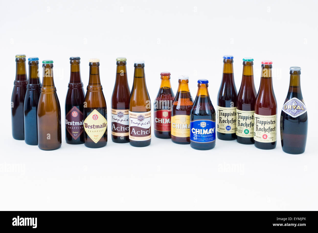 Una varietà di di tutti riconosciuti birre trappiste belghe, a disposizione del pubblico, su sfondo bianco Foto Stock