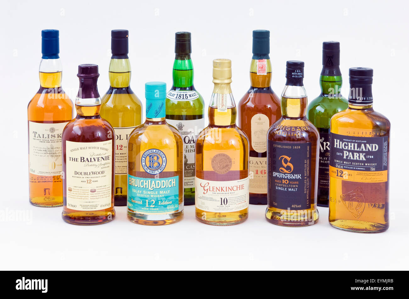 Una varietà di single malt Scotch whisky da tutti i principali tipi di whiskey di regioni produttrici in Scozia Foto Stock