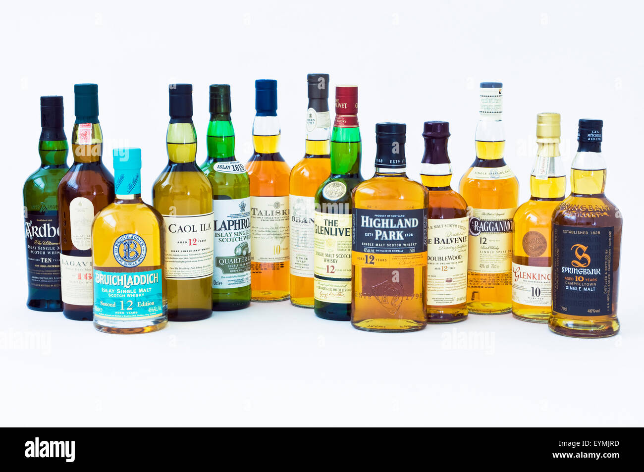 Una varietà di single malt Scotch whisky da tutti i principali tipi di whiskey di regioni produttrici in Scozia Foto Stock