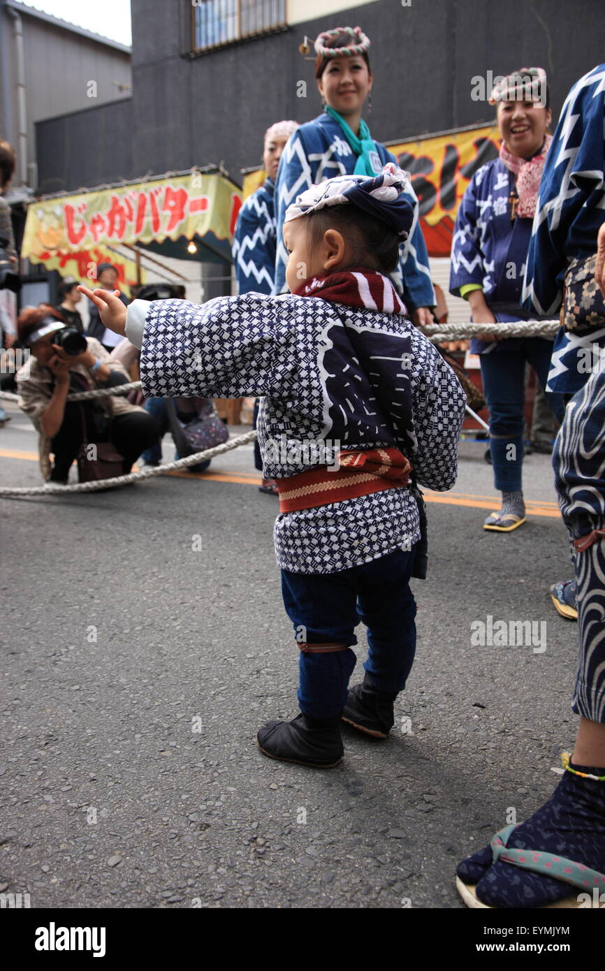 Sawara del festival tradizionale danza giapponese e i bambini Foto Stock