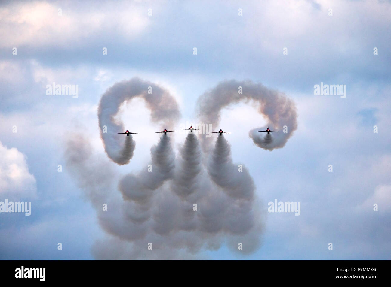 Le frecce rosse aria team display dimostrando la loro nuova manovra - Cobra nella Battaglia di Bretagna settantacinquesimo anniversario Airshow. Foto Stock