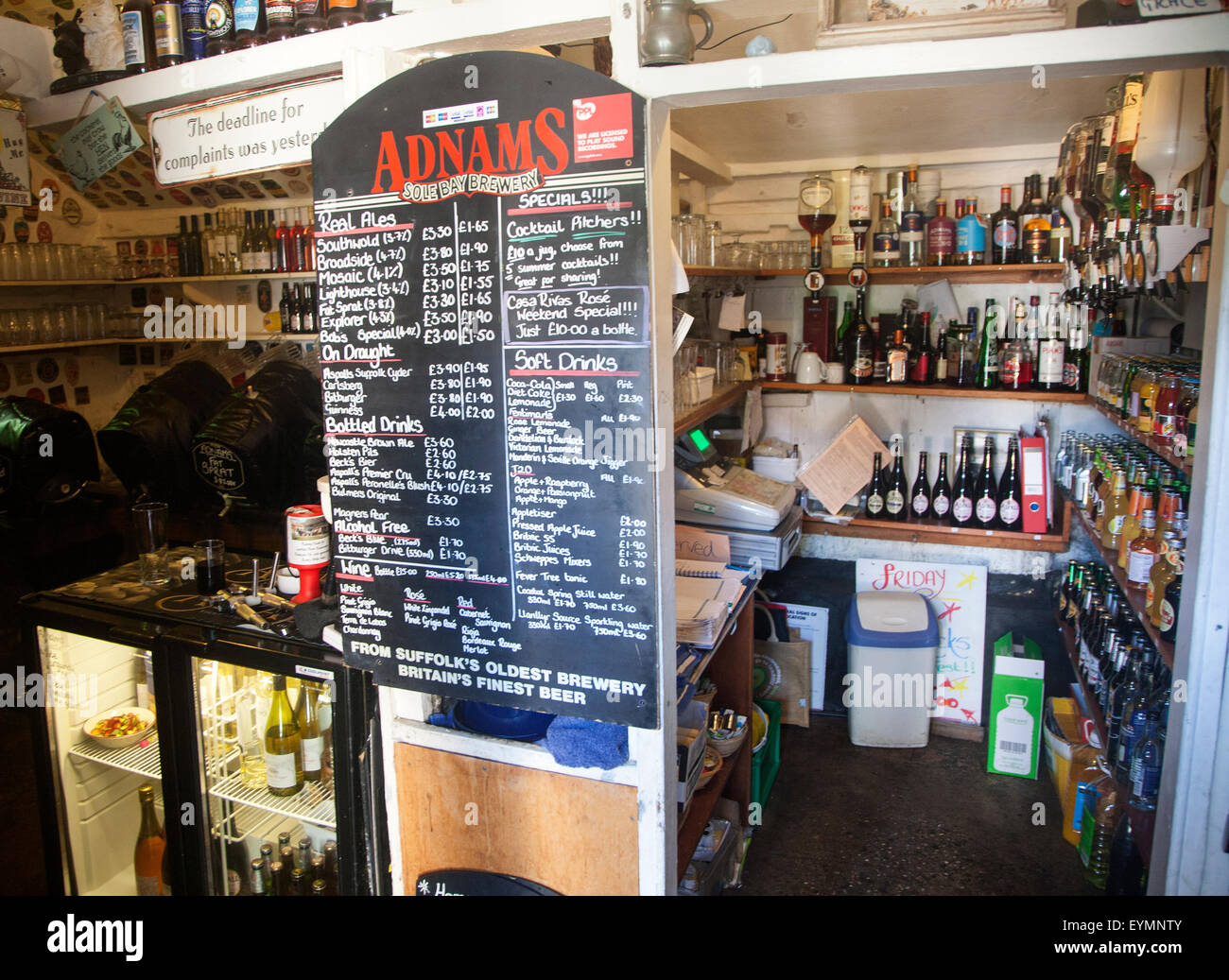 Listino prezzi delle bevande al bar interno del re Head Pub, noto come il Low House, Laxfield, Suffolk, Inghilterra, Regno Unito Foto Stock