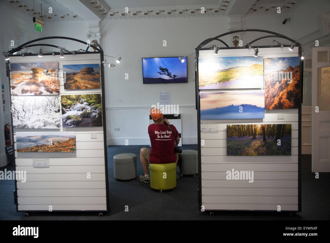 La persona che osserva un'immagine multimedia display nel parco nazionale di Dartmoor Visitor Center, Princetown, Devon, Inghilterra, Regno Unito Foto Stock