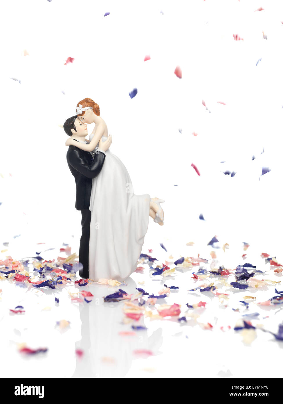 Sposa e lo sposo con i confetti Foto Stock
