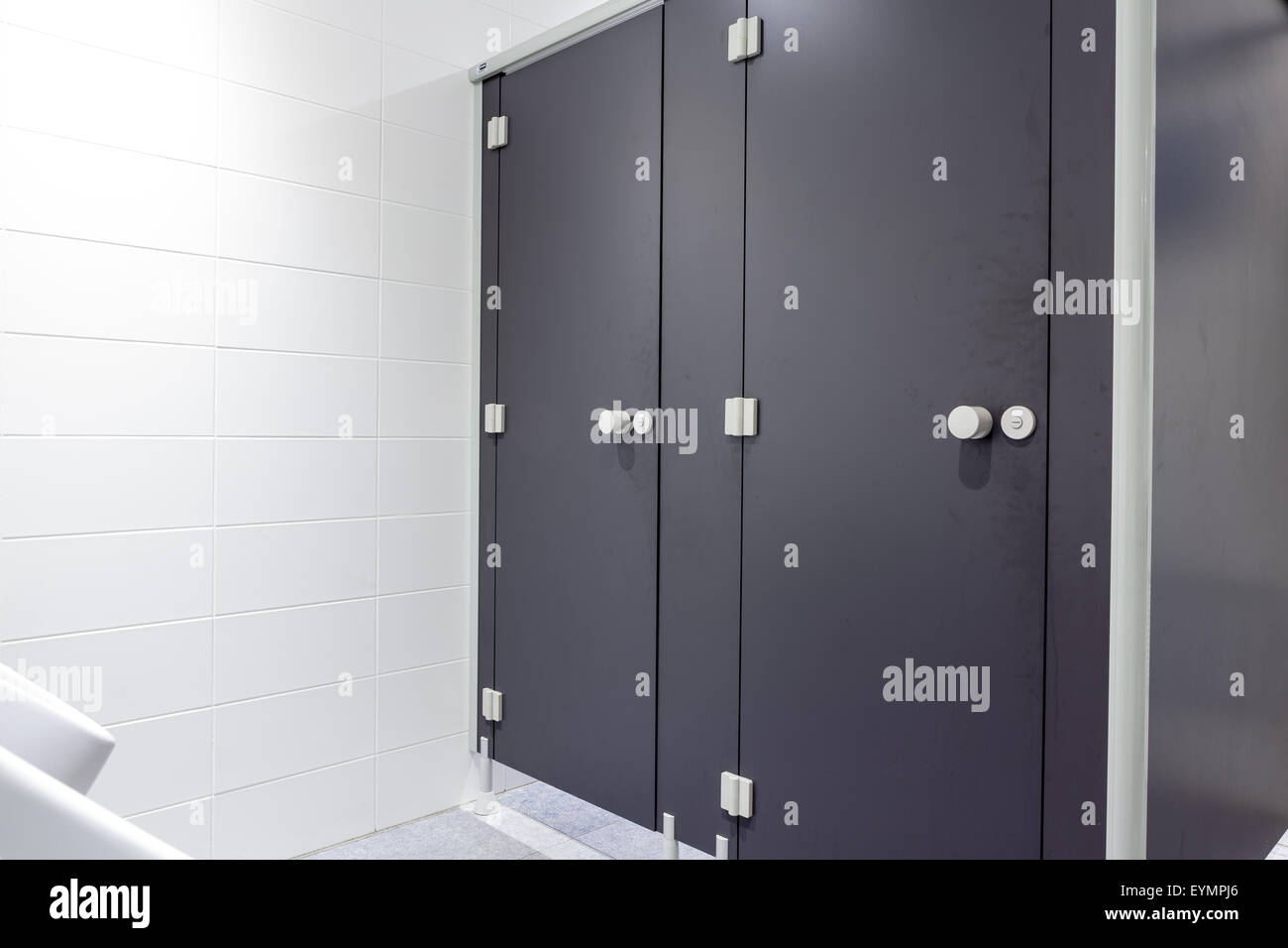 Restroom mens in un edificio pubblico a porte nero Foto Stock