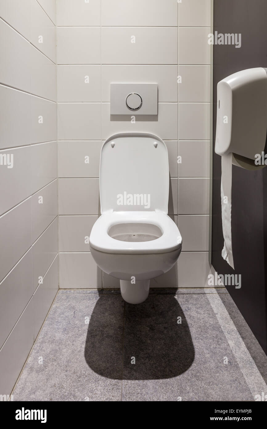 Restroom mens in un edificio pubblico un wc bianco Foto Stock