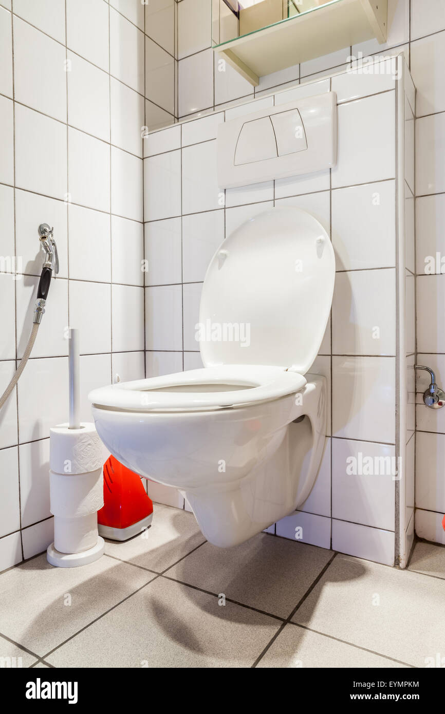 Restroom mens in un edificio pubblico soggiorno un wc bianco Foto Stock