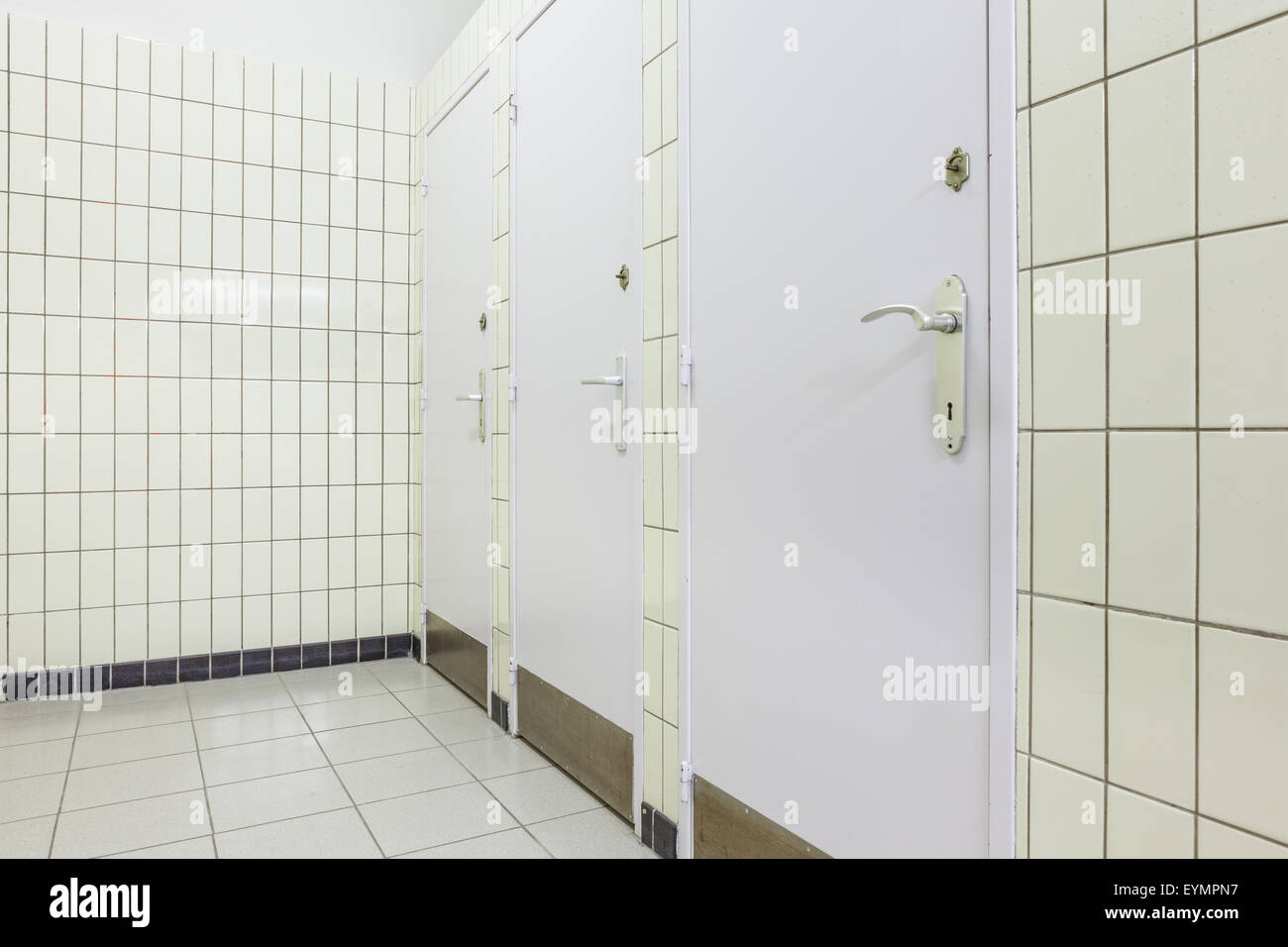 In un edificio pubblico sono servizi igienici womans whit porte nero Foto Stock