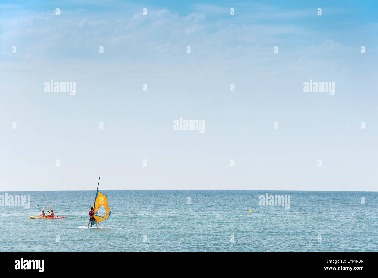 Scuola di Windsurf. Persone di imparare a praticare windsurf. La foto è stata scattata in Santa Pola città, nella Comunità valenciana, Alicante, Spai Foto Stock