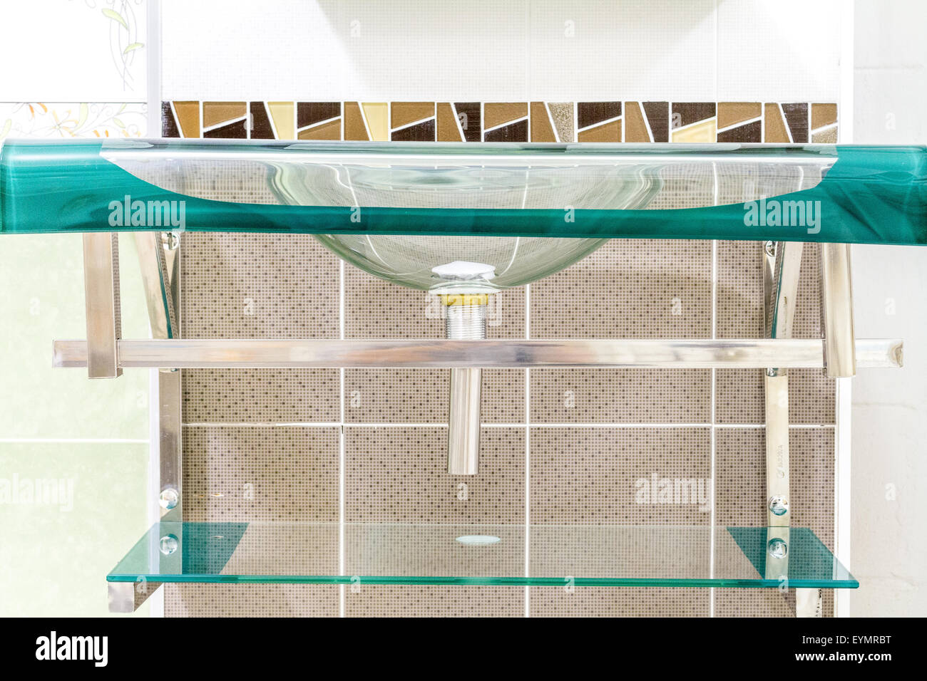 Restroom mens in un edificio pubblico appendere un briciolo di pelle di colore verde Foto Stock