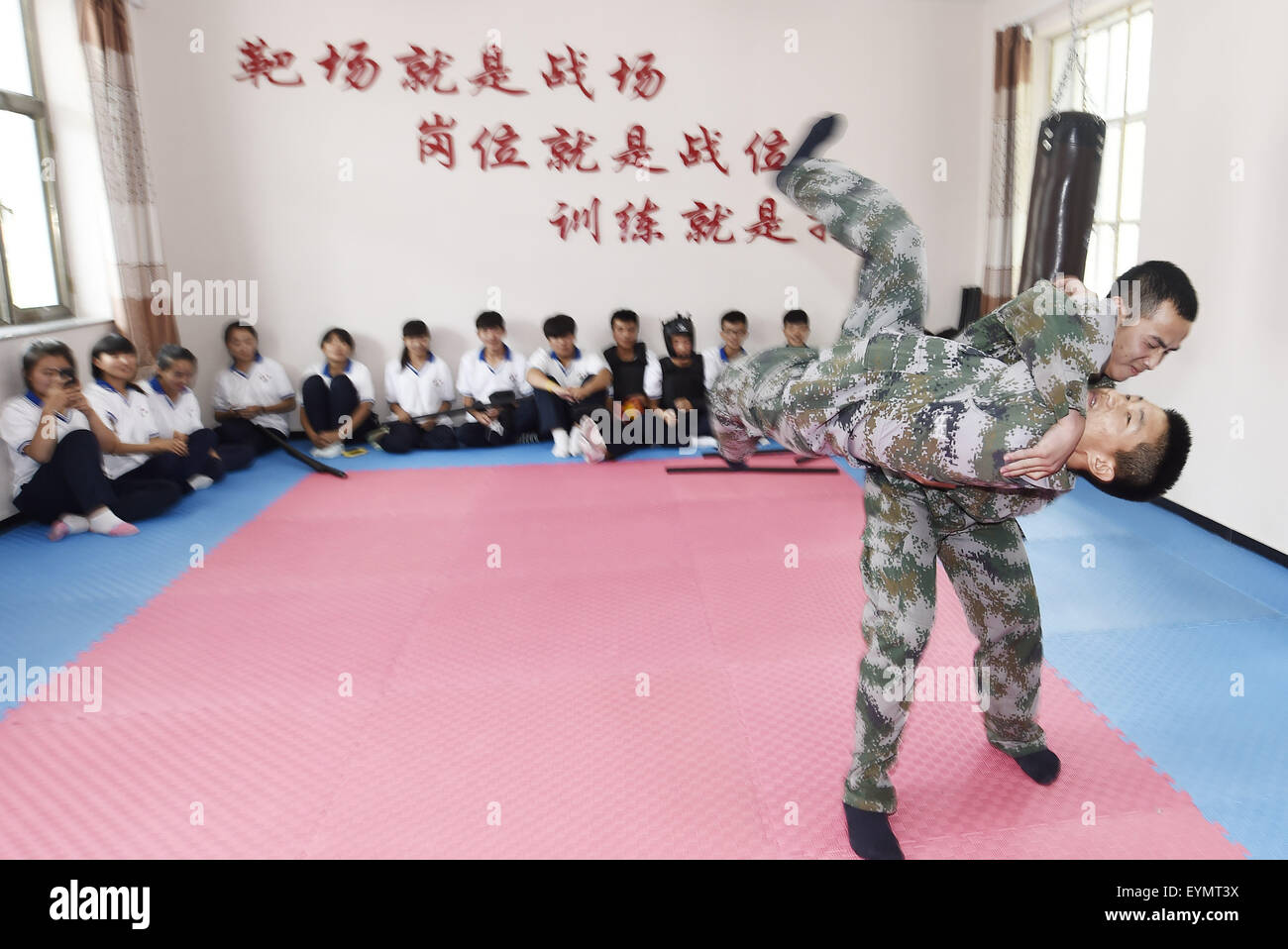 (150801) -- TAIYUAN, 1 Agosto, 2015 (Xinhua) -- soldati dimostrare le abilità di combattimento per la scuola media locale per studenti durante un giorno di apertura evento in una baracca militare di Taiyuan, capitale del nord della Cina nella provincia dello Shanxi, 1 Agosto, 2015, il 88° anniversario della fondazione del popolo cinese della Esercito di Liberazione (PLA). (Xinhua/Yan Yan) (zhs) Foto Stock