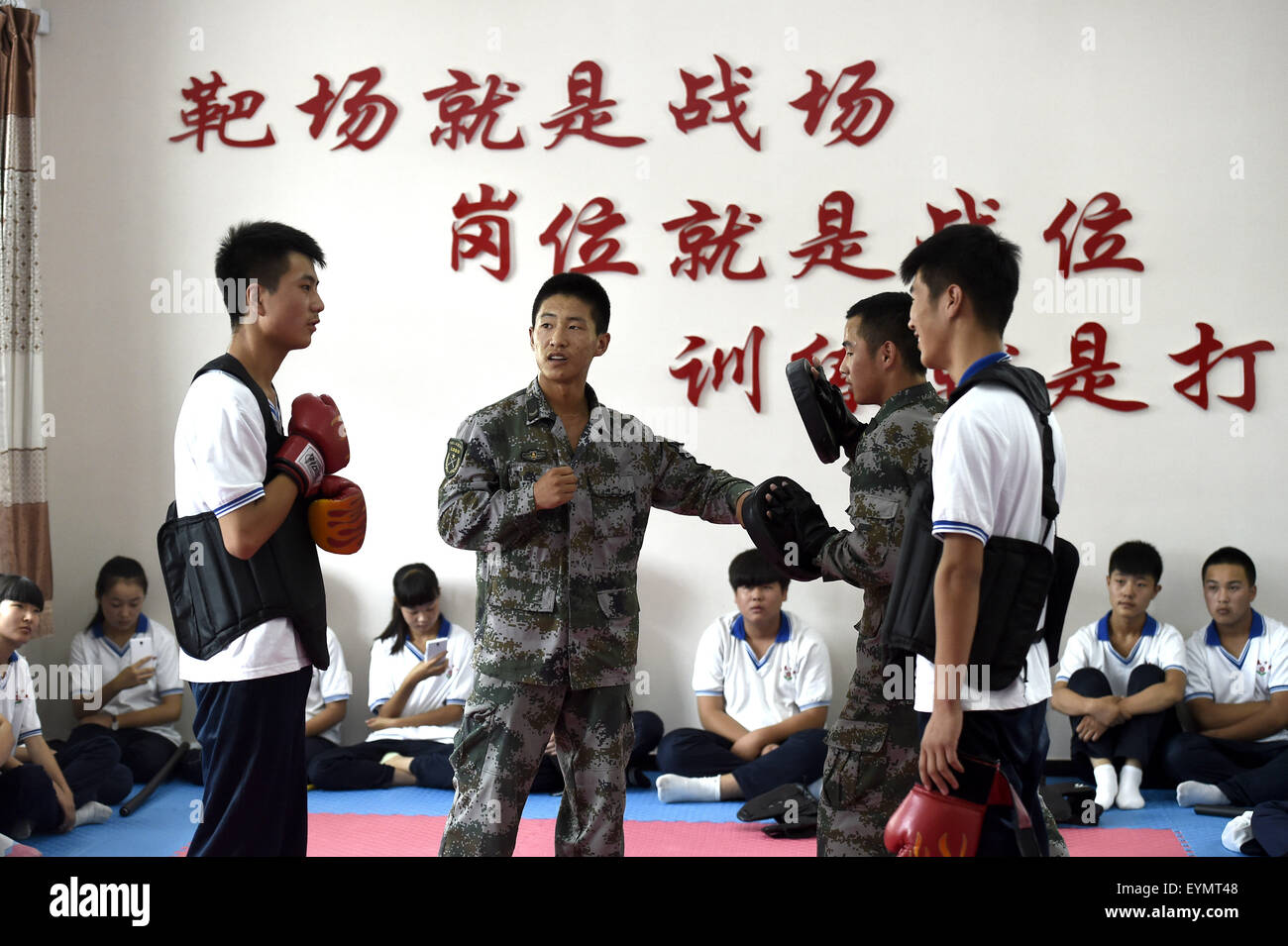 (150801) -- TAIYUAN, 1 Agosto, 2015 (Xinhua) -- soldati dimostrare le abilità di combattimento per la scuola media locale per studenti durante un giorno di apertura evento in una baracca militare di Taiyuan, capitale del nord della Cina nella provincia dello Shanxi, 1 Agosto, 2015, il 88° anniversario della fondazione del popolo cinese della Esercito di Liberazione (PLA). (Xinhua/Yan Yan) (zhs) Foto Stock