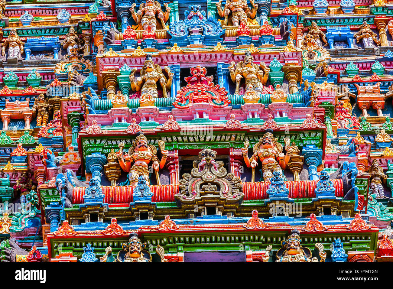 Sculture sul tempio indù gopura torre. Tempio di Madurai, Madurai, Tamil Nadu, India Foto Stock