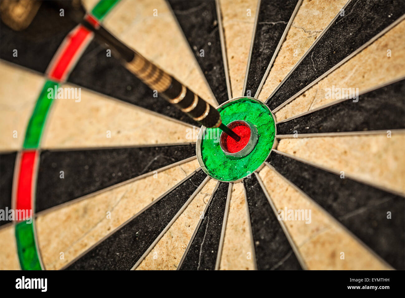 Il successo di colpire target obiettivo raggiungimento degli obiettivi concetto di sfondo - dart in bull's eye close up Foto Stock