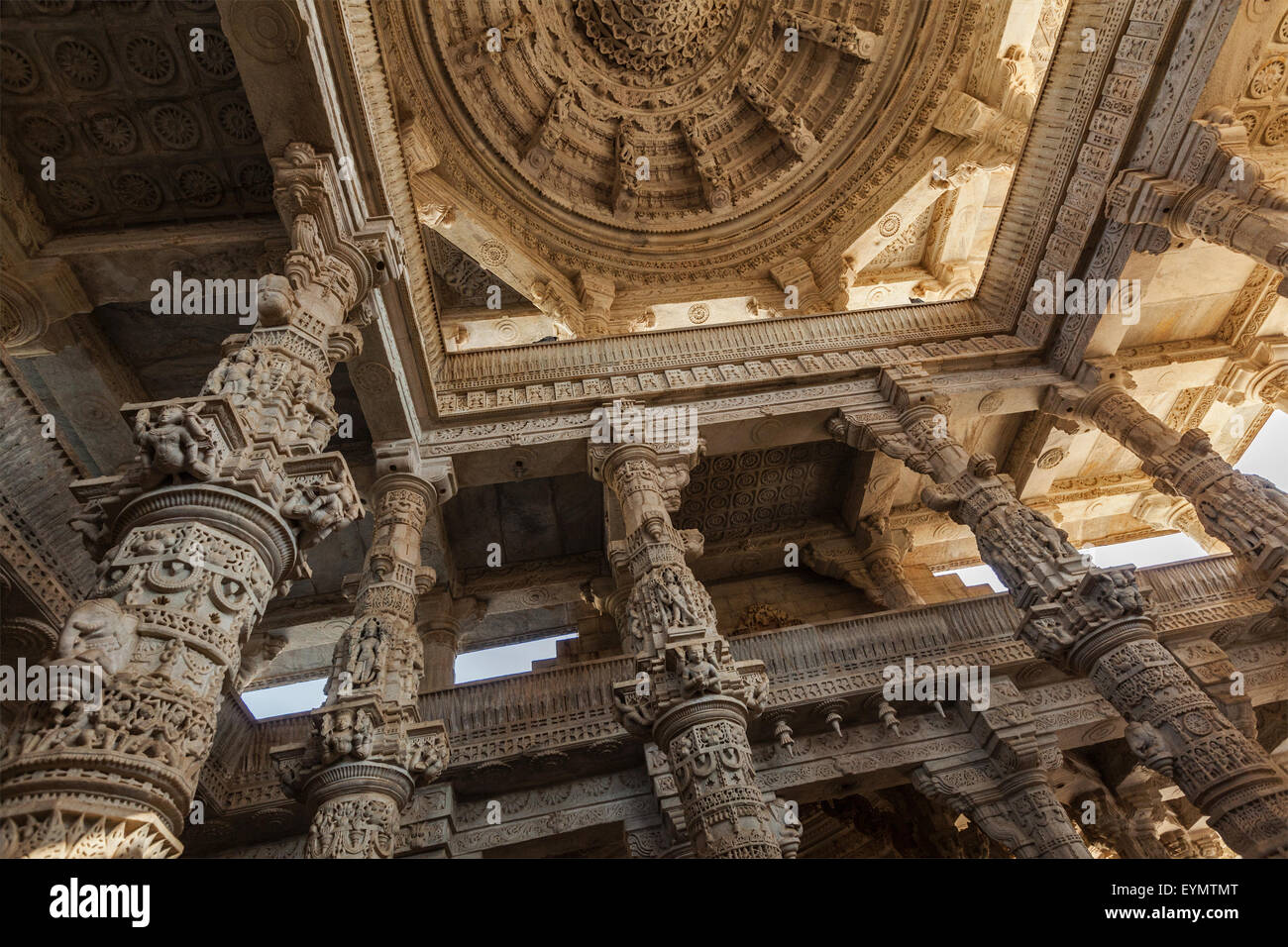 Pietra scolpita nel soffitto Ranakpur temple, Rajasthan Foto Stock