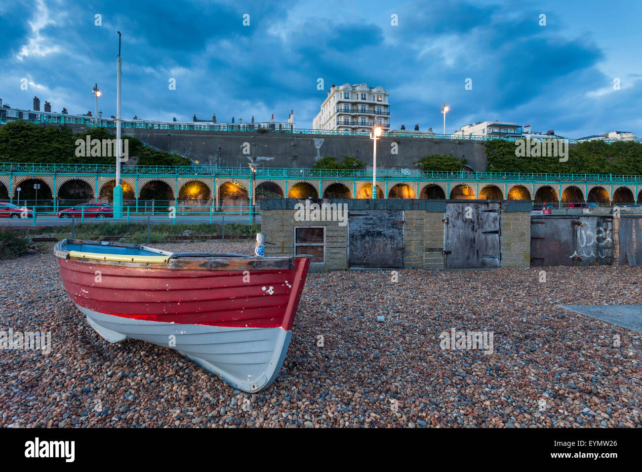 Serata estiva sulla spiaggia di Brighton, Inghilterra. Foto Stock