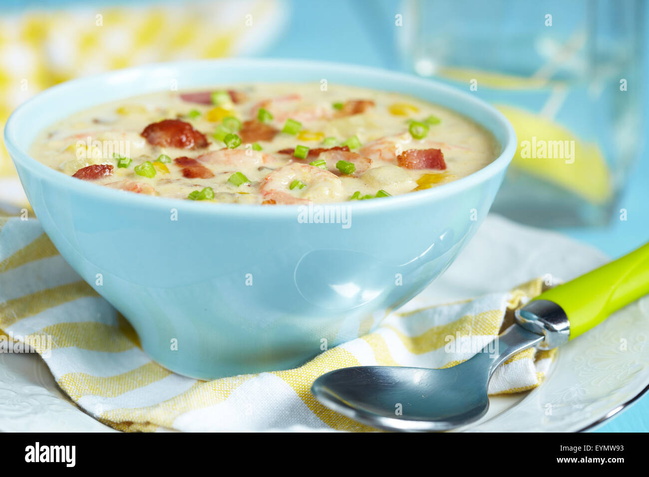 Con Zuppa di gamberetti Foto Stock