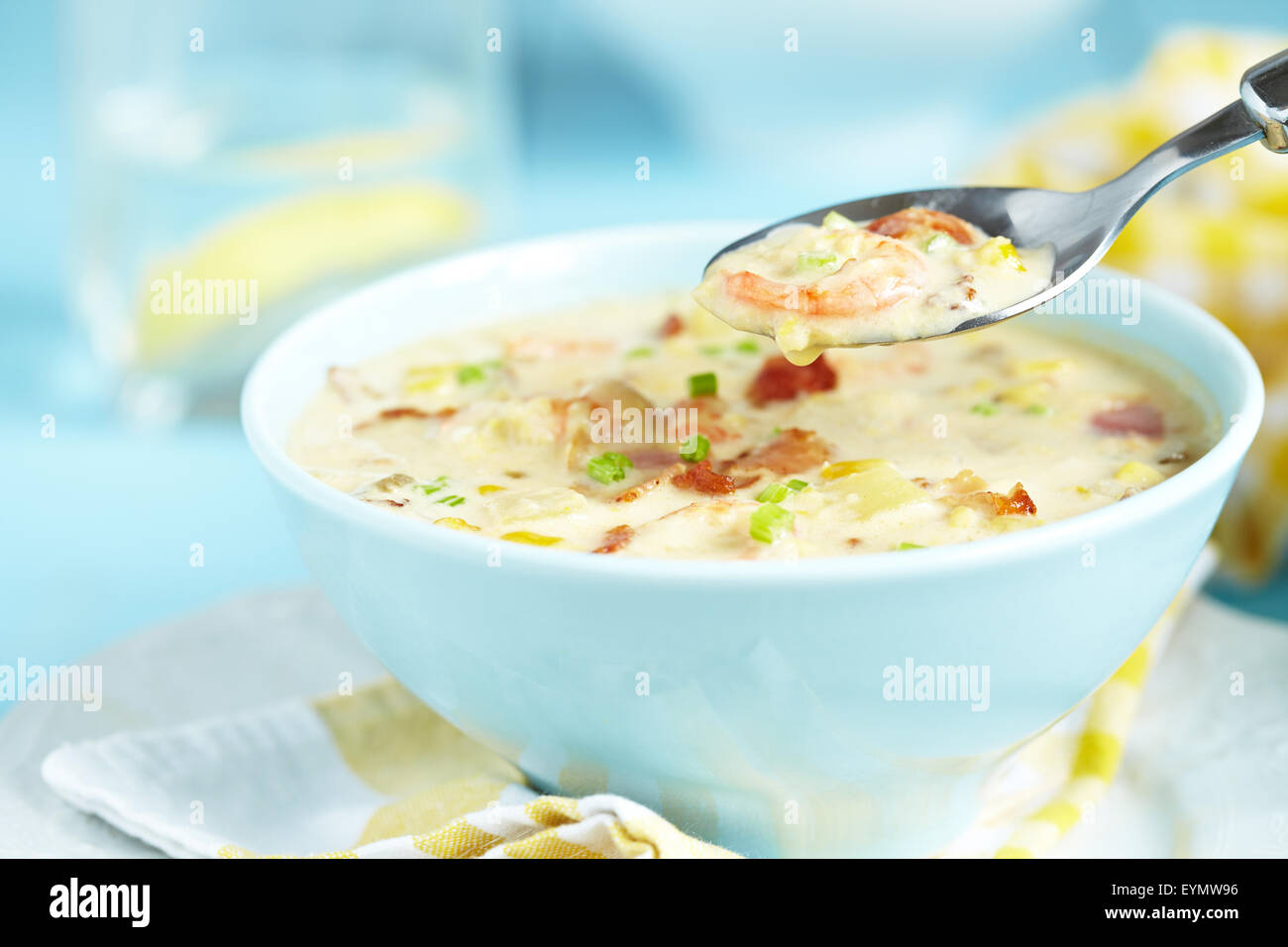 Con Zuppa di gamberetti Foto Stock