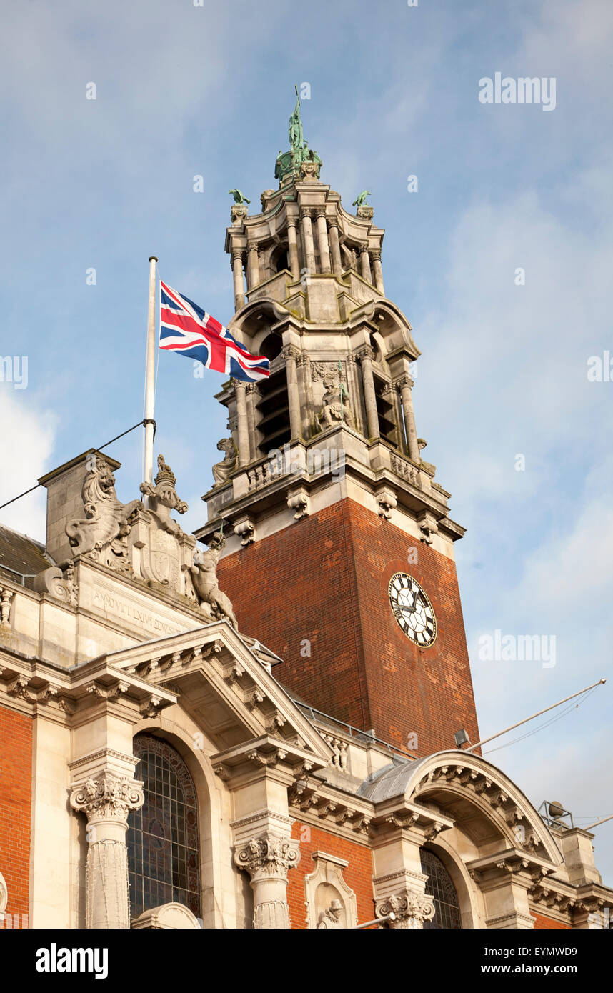 Union Jack bandiera e di Clock Tower, Municipio Colchester, Essex, Inghilterra, Regno Unito Foto Stock
