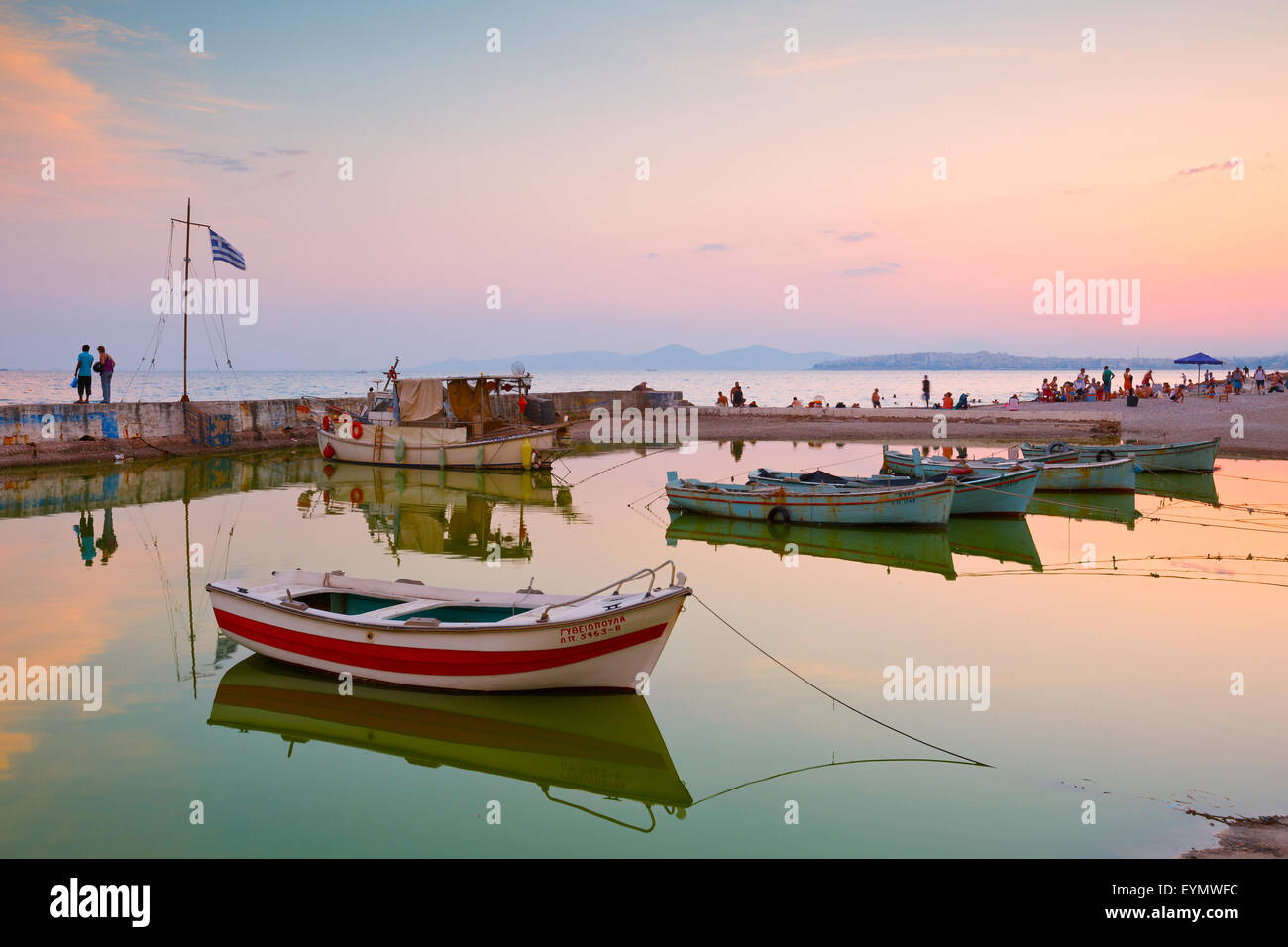 Barche da pesca in un piccolo porto di Palaio Faliro in Atene, Grecia Foto Stock