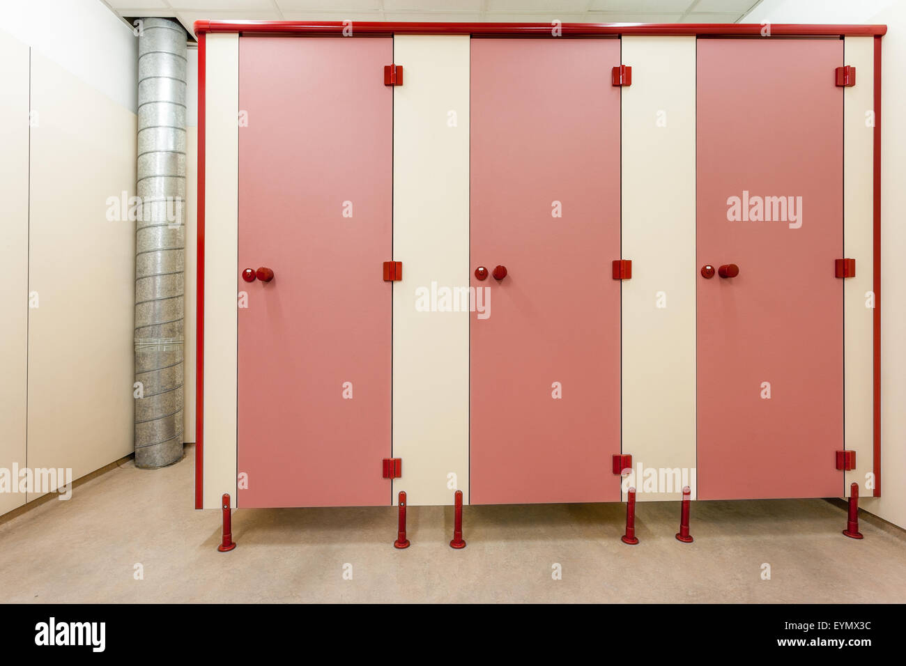 Un piccolo wc con red porte in legno Foto Stock