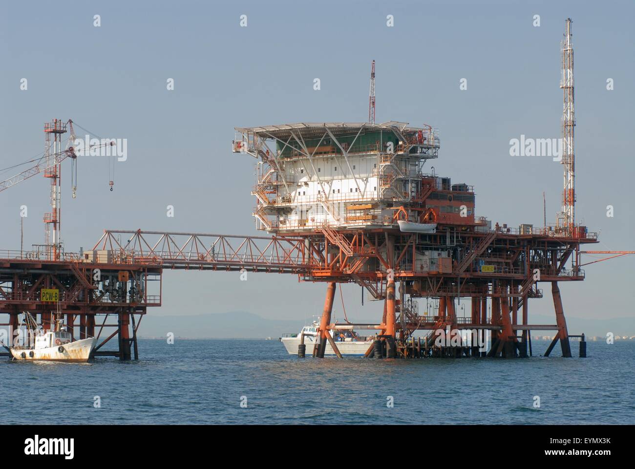 Piattaforme per l'estrazione di petrolio e gas naturale nel mare Adriatico al largo di Ravenna (Italia) Foto Stock