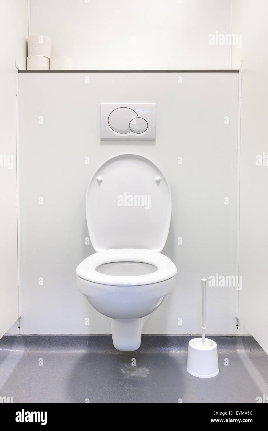 Restroom mens in un edificio pubblico in bianco Foto Stock