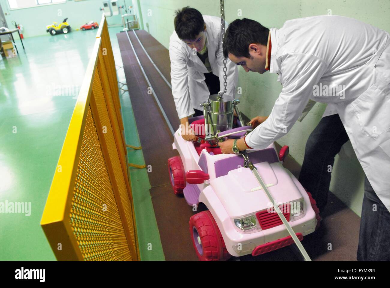 Istituto Italiano Sicurezza dei giocattoli; la certificazione di giocattoli e prodotti destinati ai bambini: crash test. Foto Stock