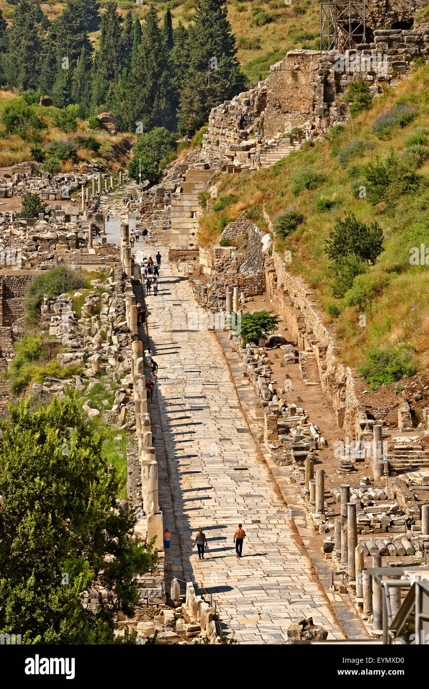 La strada principale di Efeso, Selcuk, Kusadasi, la Turchia con il grande anfiteatro in alto a destra. Foto Stock
