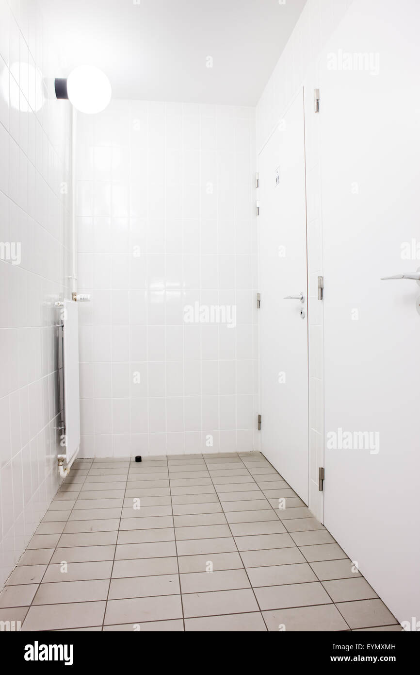 Un piccolo corridoio per andare al bagno pubblico Foto Stock