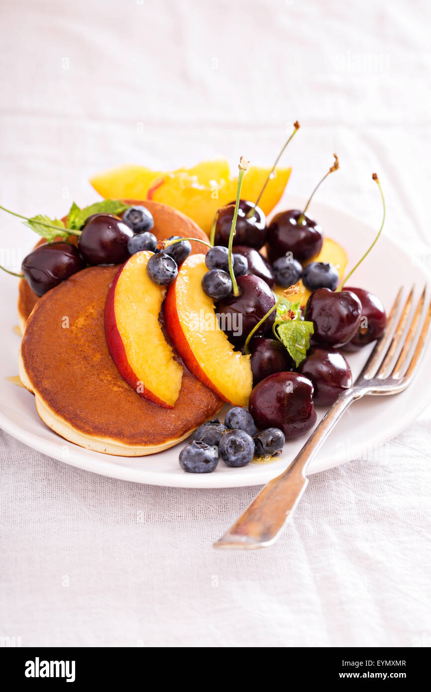 Pancake con frutta in pietra, miele e mirtillo Foto Stock