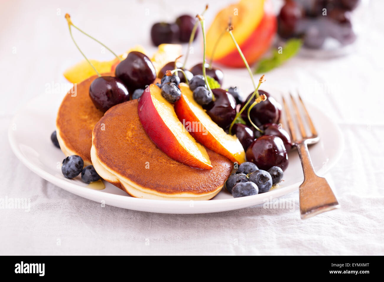 Pancake con frutta in pietra, miele e mirtillo Foto Stock