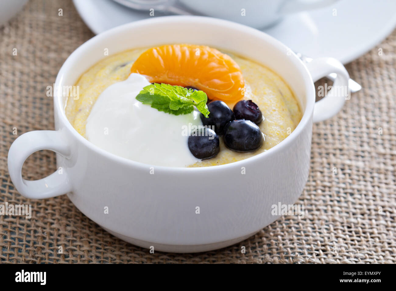 Polenta dolce con mirtilli, frutta e yogurt Foto Stock