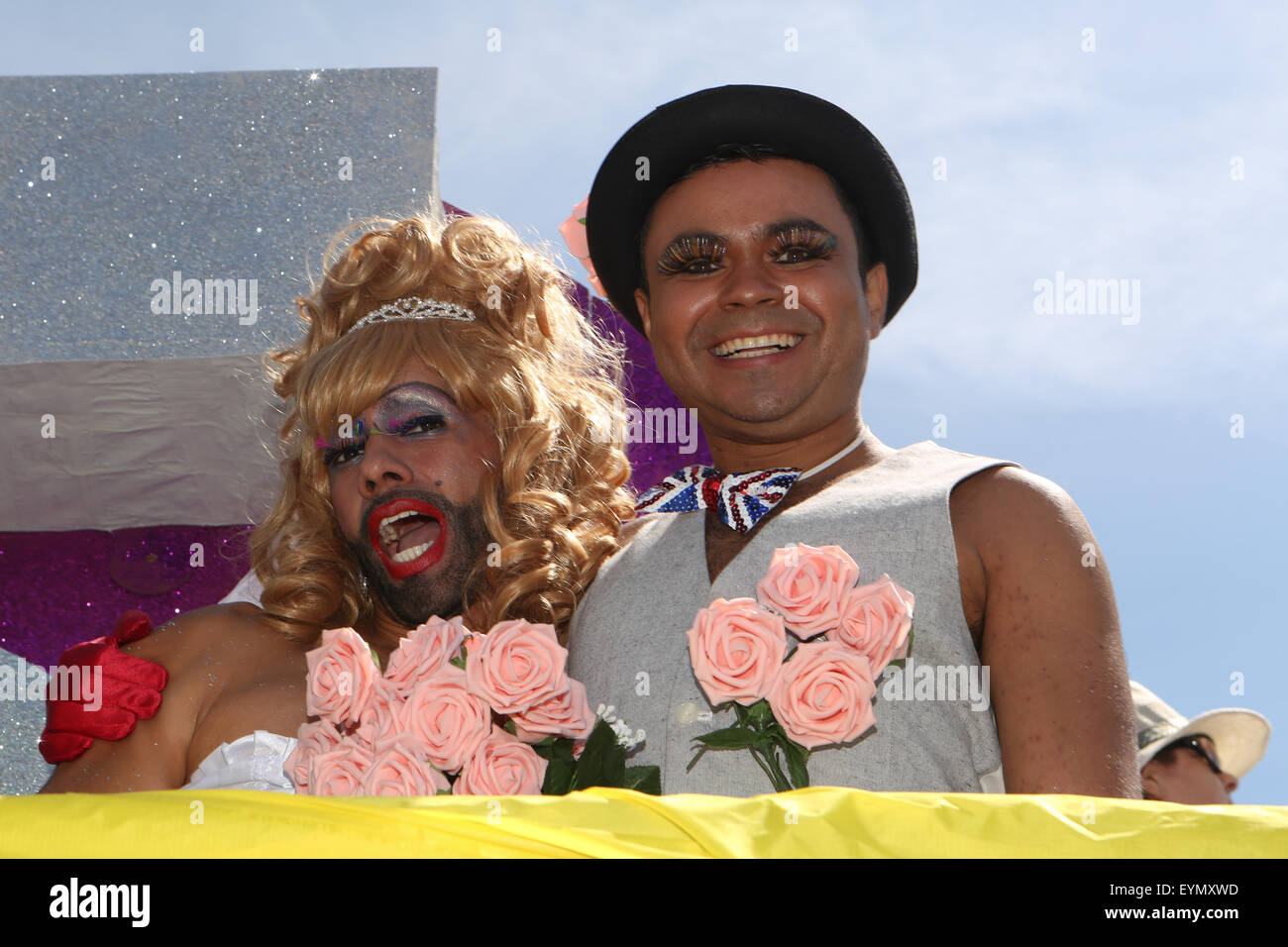 Si tratta della parata a Brighton Pride 2015 che ha avuto inizio dal lungomare di Brighton & Hove presso la Statua della Pace, Hove Lawns, Hove, East Sussex, UK. 1st agosto 2015 Foto Stock