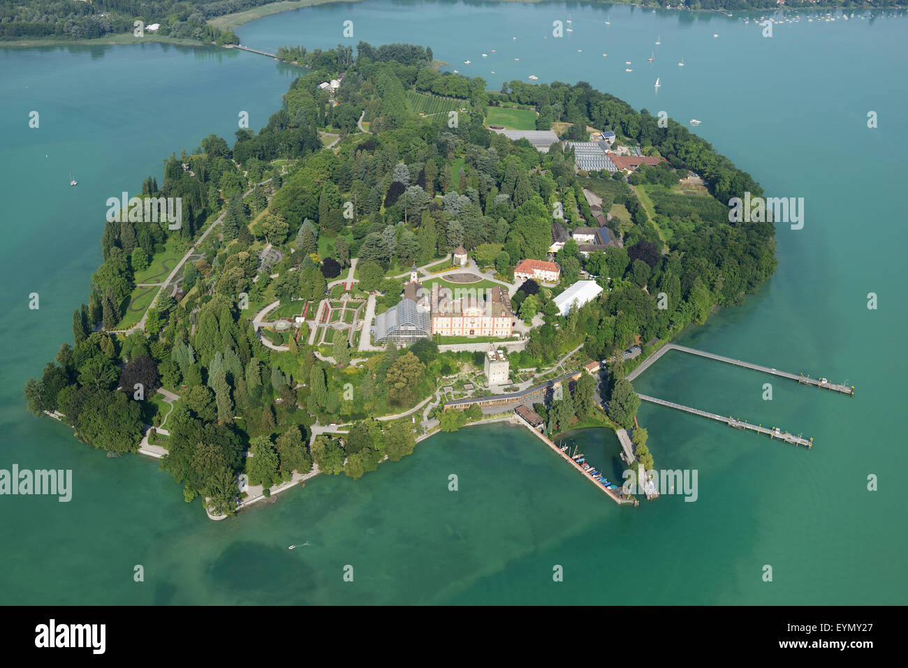 VISTA AEREA. Isola Mainau con il suo castello barocco e parco arboreo. Costanza, Lago di Costanza o Bodensee in tedesco, Baden-Württemberg, Germania. Foto Stock