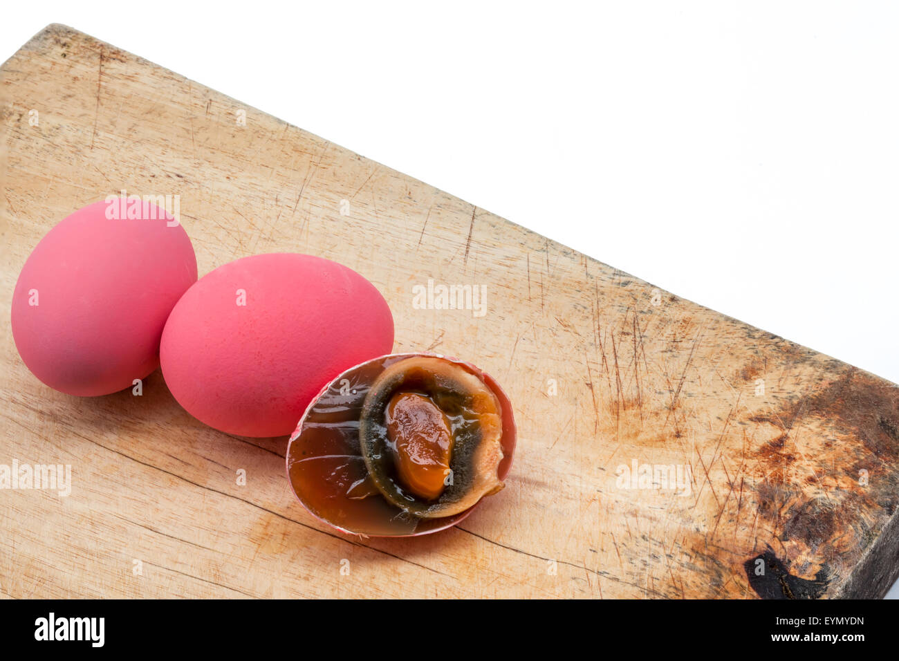 Asian cibo tradizionale, secolo uova o Pidan uova su un bordo Foto Stock