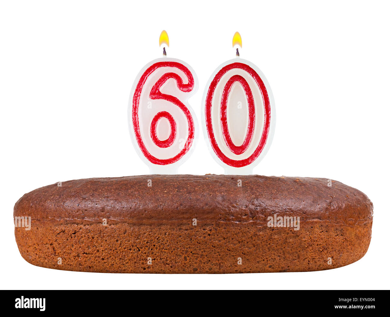 Torta di compleanno con il numero di candele 60 isolato su sfondo bianco Foto Stock