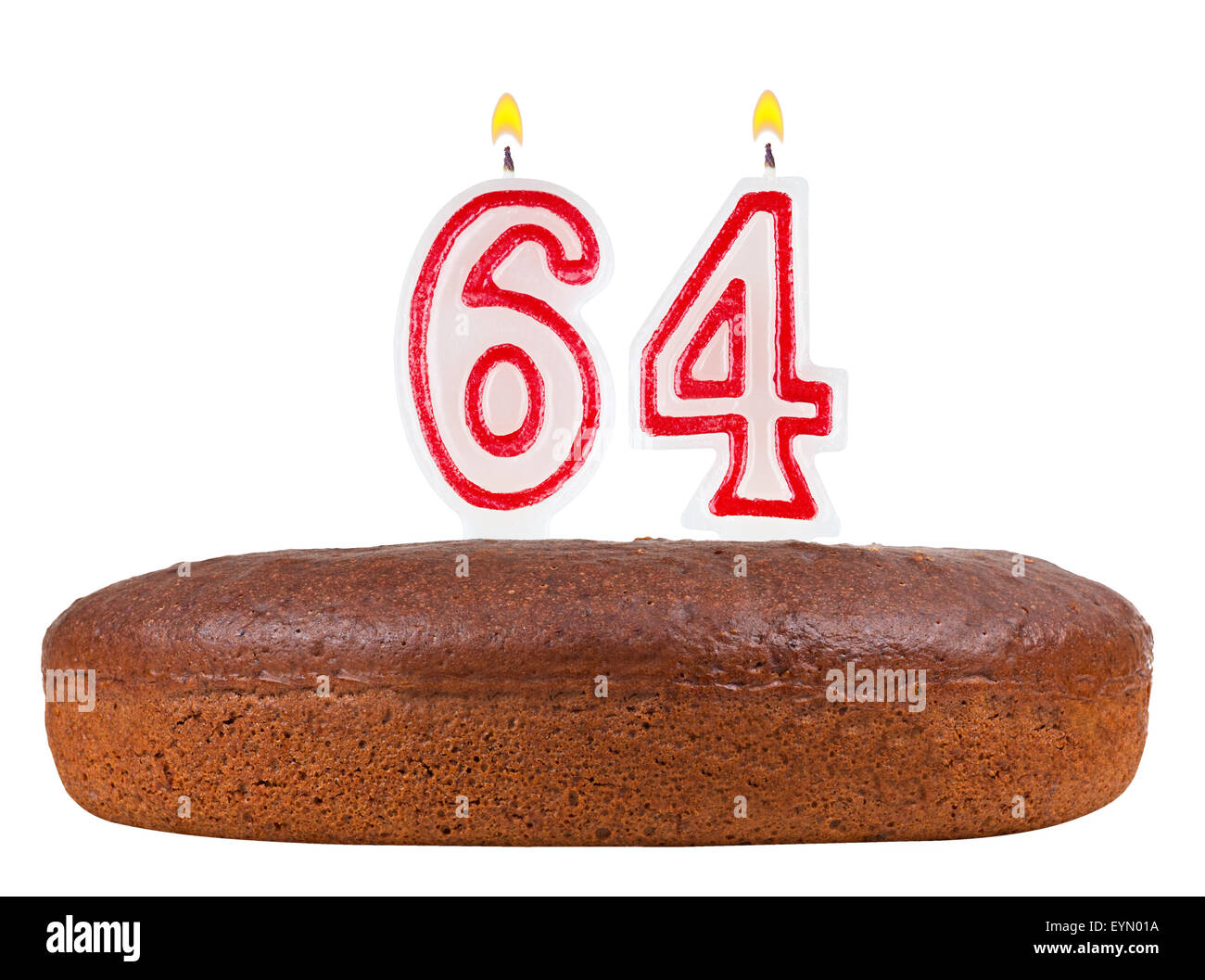 Torta di compleanno con candele numero 64 isolato su sfondo bianco Foto Stock