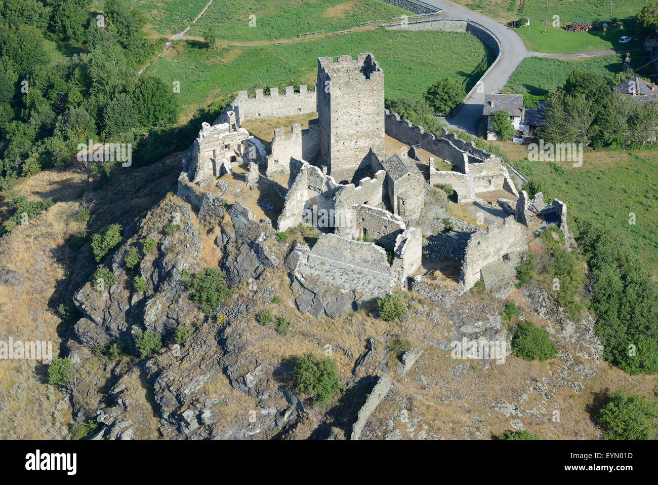 VISTA AEREA. Rovine del castello di Cly. Saint-Denis, Valle d'Aosta, Italia. Foto Stock