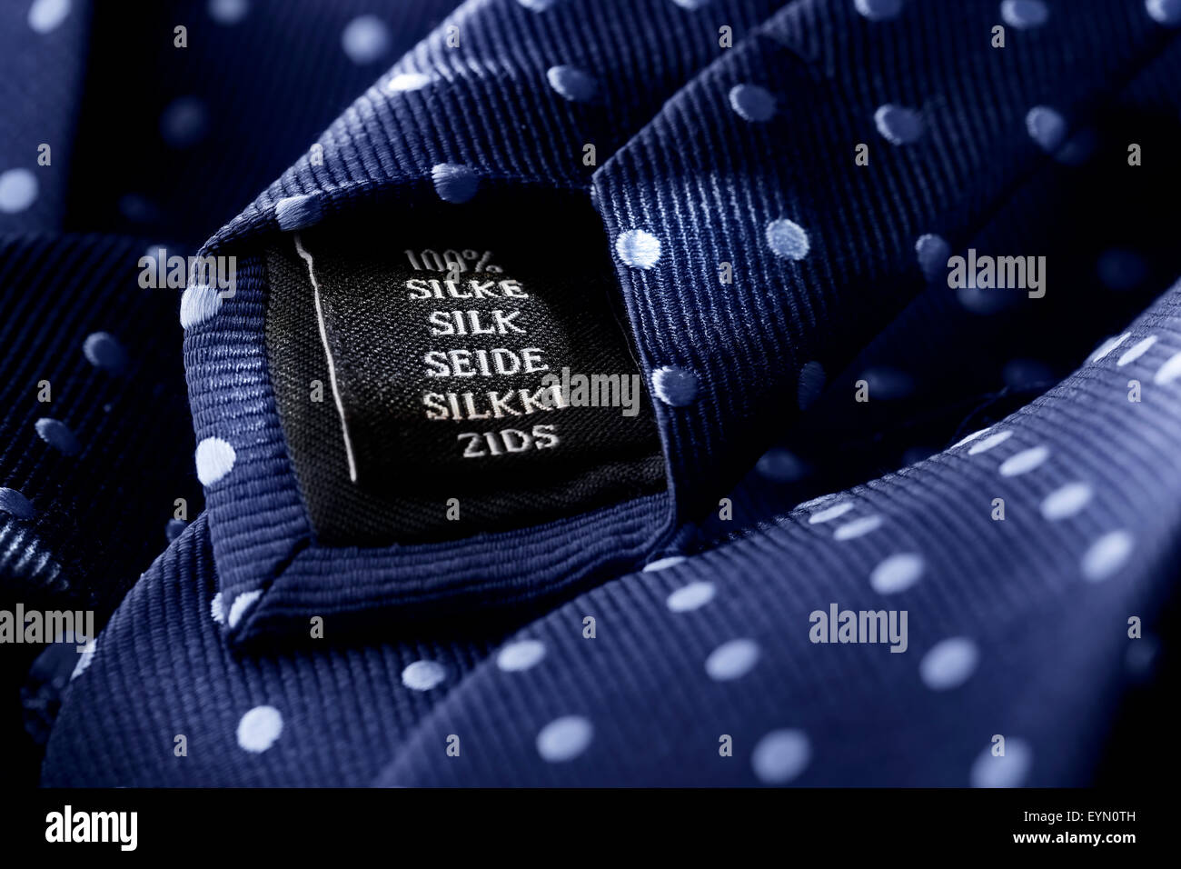 Etichetta di una cravatta di seta. Profondità di campo ridotta, la nitidezza è nella parola di seta. Foto Stock