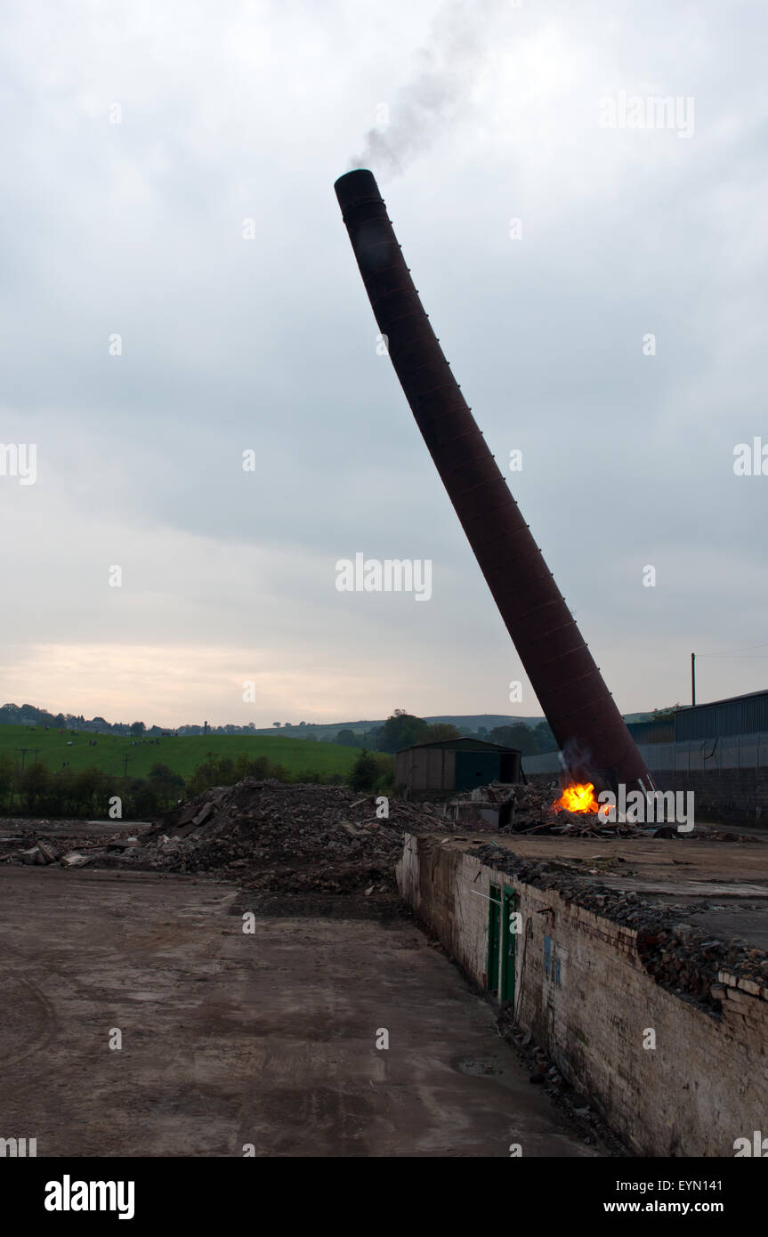 La caduta di camino,1 di una serie di 13 colpi di un mattone costruito camino crollare dopo essere abbattuto dal metodo di falò. Foto Stock