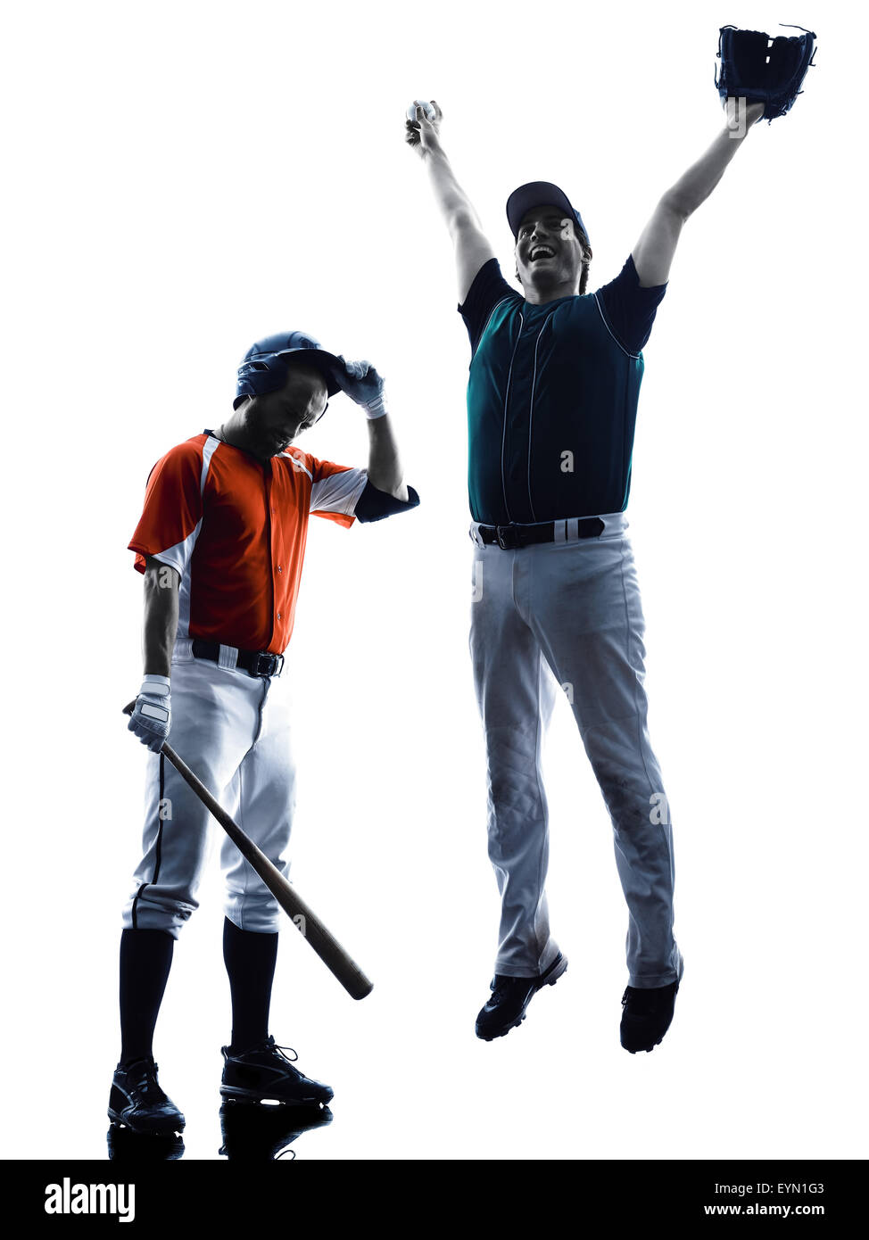 Uno degli uomini caucasici i giocatori di baseball giocando in studio silhouette isolati su sfondo bianco Foto Stock