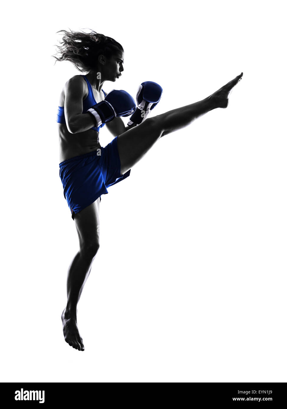 Una donna boxer boxing kickboxing in silhouette isolati su sfondo bianco Foto Stock