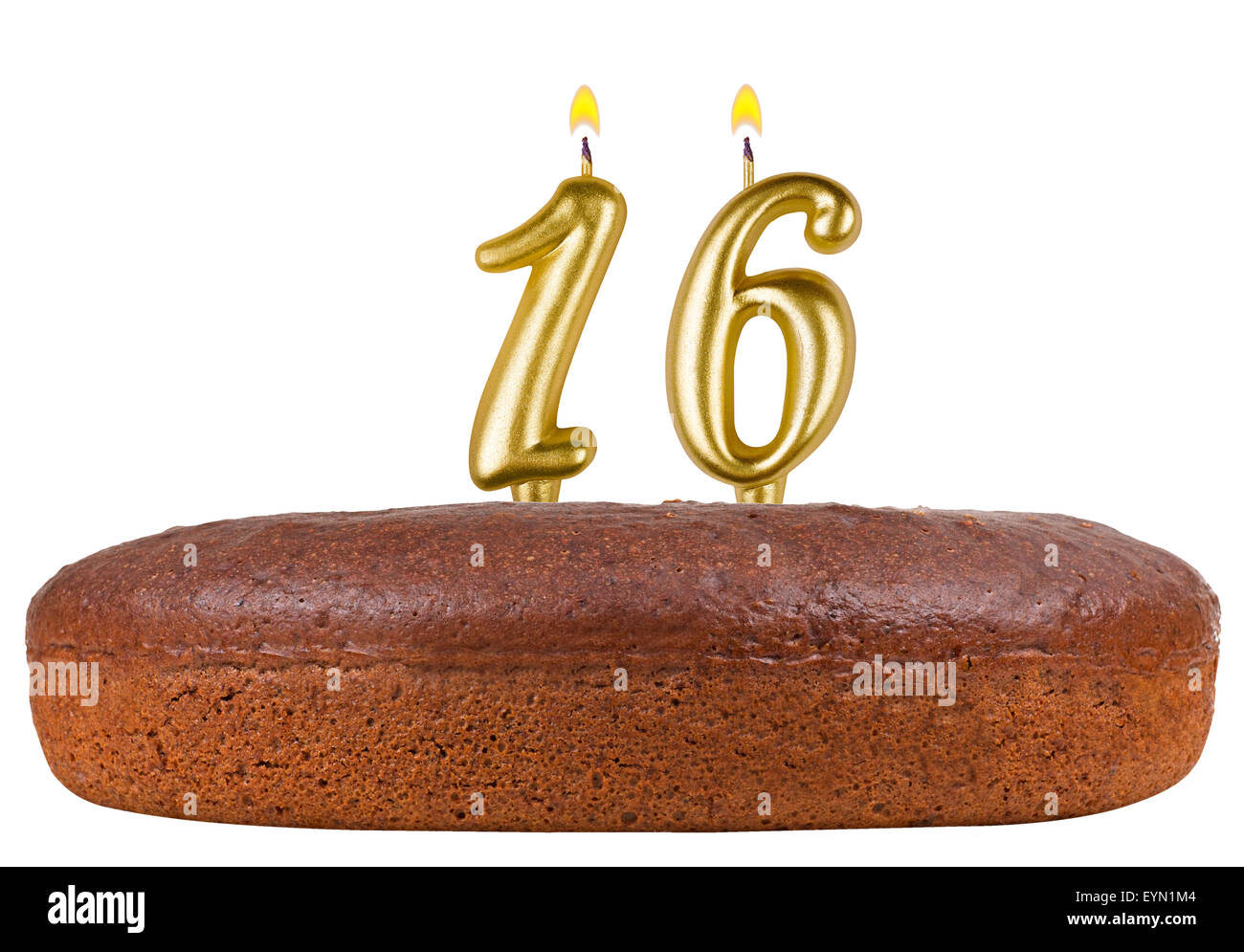 Torta di compleanno con il numero di candele 16 isolato su sfondo bianco Foto Stock Torta di compleanno con il numero di candele 16 isolato su sfondo bianco Foto Stock
