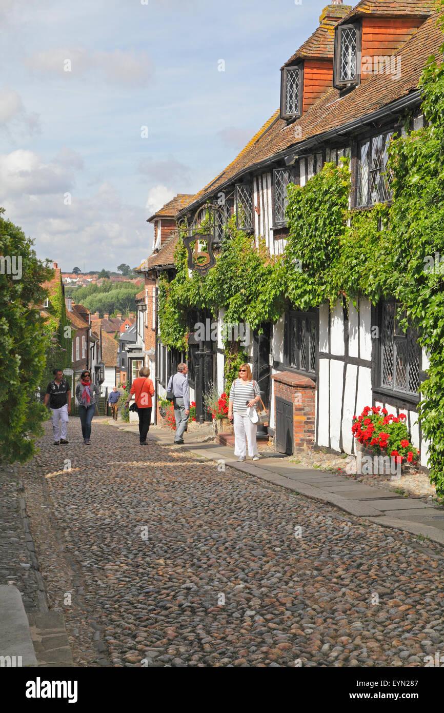 La pittoresca acciottolate Mermaid Street nella antica Cinque Ports città di segale, East Sussex, England, Regno Unito Foto Stock