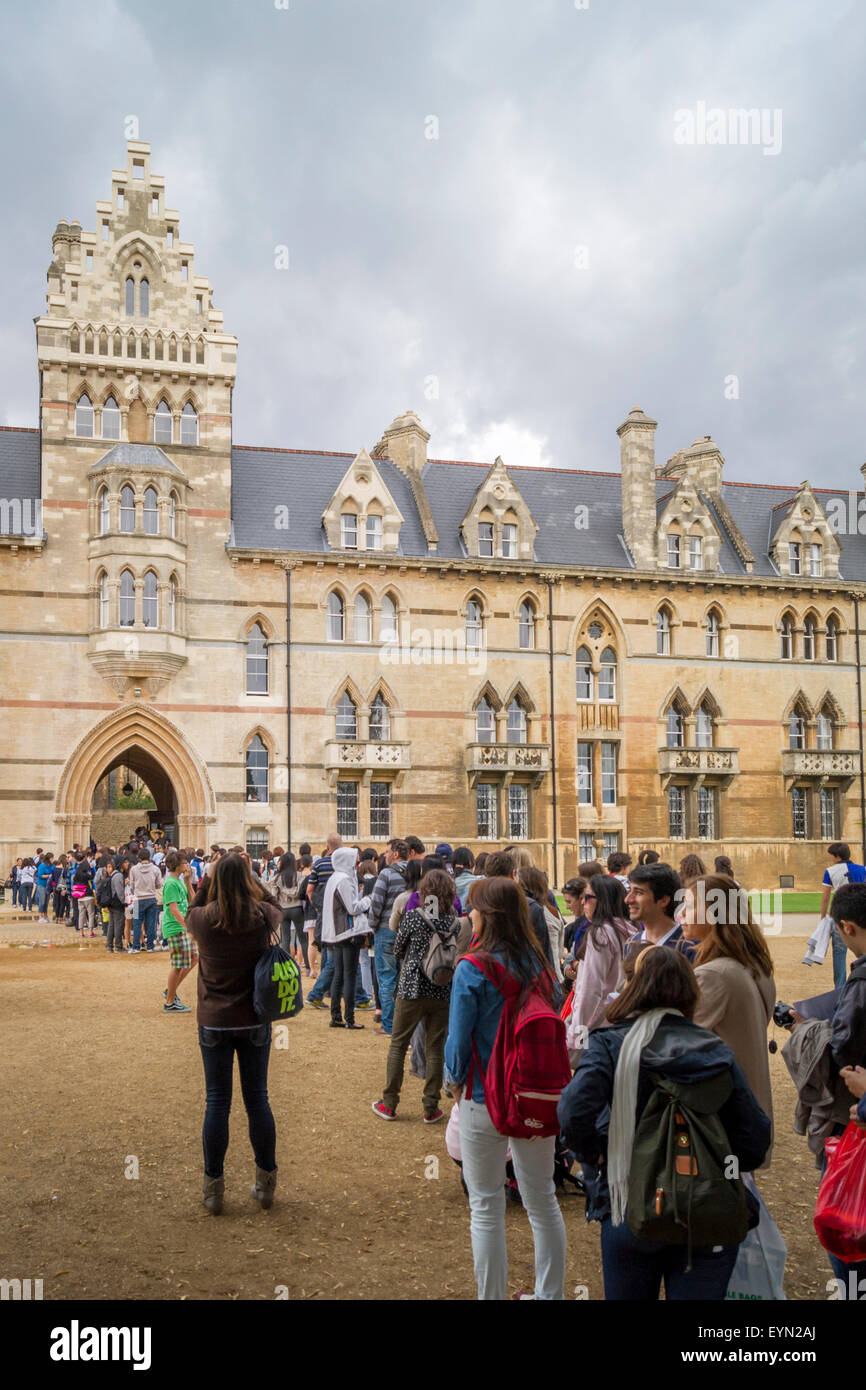 Coda di turisti di visitare la cattedrale di Christ Church di Oxford, Regno Unito Foto Stock