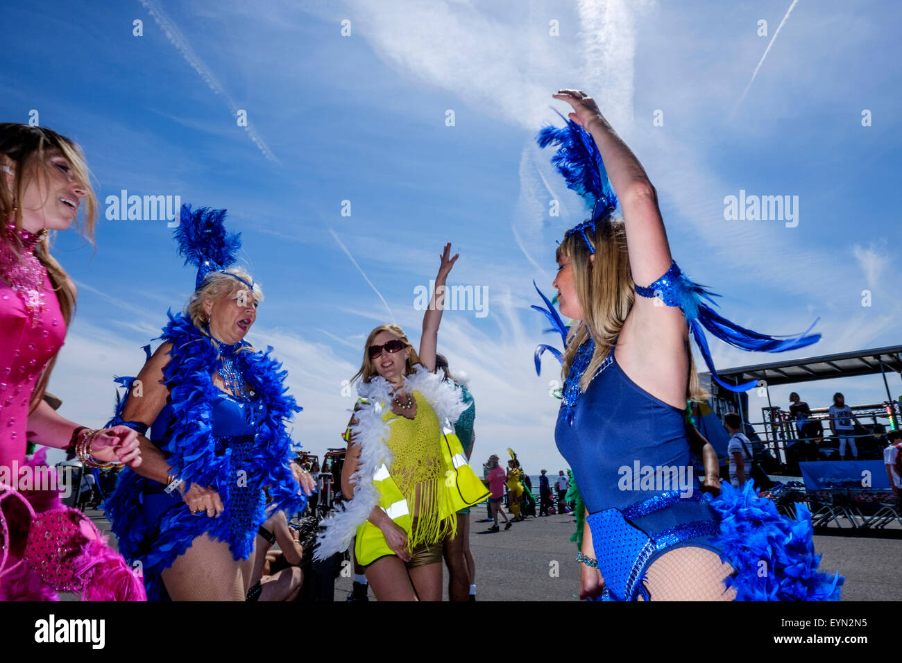 Atmosfera a Brighton e Hove's Pride Parade, Brighton su 01/08/2015. Il 2015 vede la Brighton e Hove orgoglio celebrare 25 anni di orgoglio per la città. Per contrassegnare questa attività cardine e per il riconoscimento delle diverse comunità di Brighton, il tema di questo anno è stato "Carnevale di diversità". Il LGBT+ Comunità orgoglio parata iniziato alle 11.00 da Prati di Hove. Foto di Julie Edwards/Alamy Live News Foto Stock