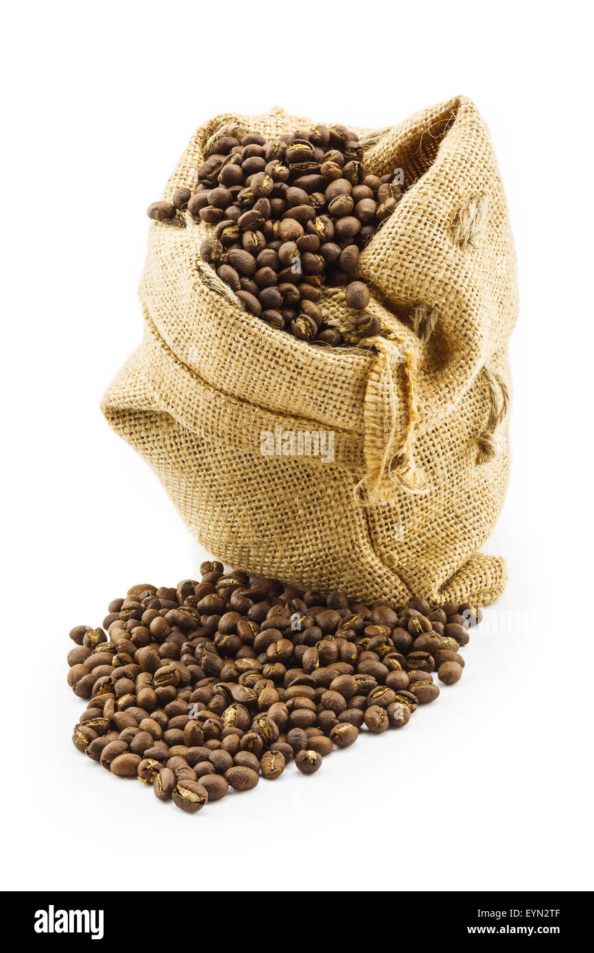 Chicchi di caffè tostati in ramiè sac su sfondo bianco Foto Stock