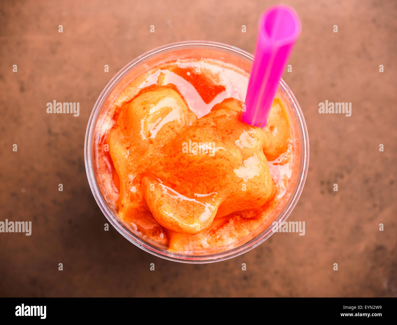 Vista dall'alto di frullati di fragole, gelso e lampone Foto Stock